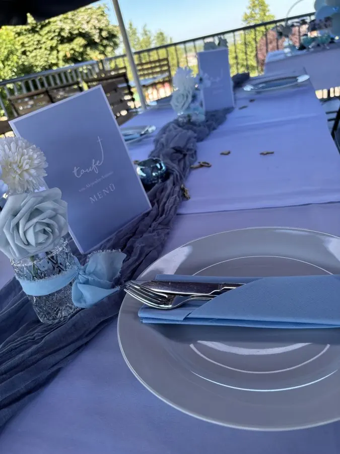 Gedeckte Hochzeitstafel im Saal des Ristorante Waldblick Cleebronn