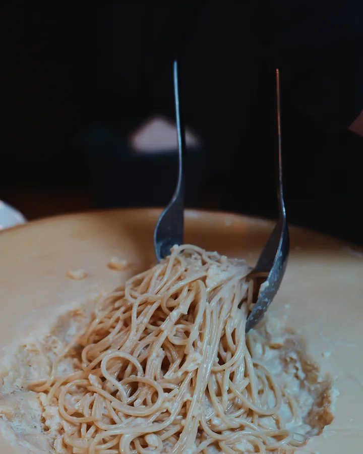 Spaghetti im ausgehöhlten Parmesanlaib